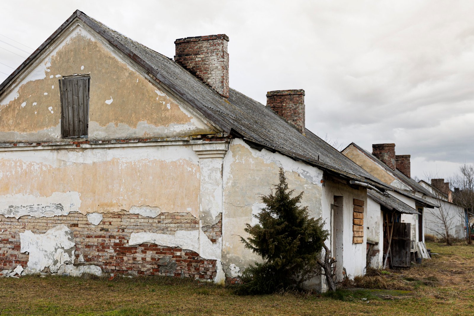 view deserted decaying house nature scaled